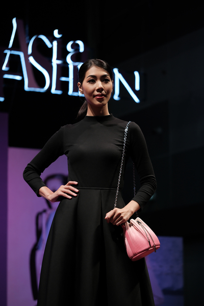 Asian Fashion Thailand Exhibition -model fashion show- Pink Shoulder Bag