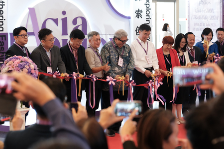 Asia Fashion Exhibition-Thailand Exhibition-opening ceremony-guest cutting the ribbon