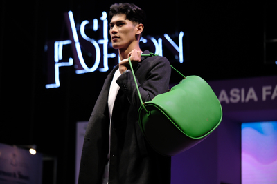 Asia Fashion Exhibition-Fashionable Single-Item Green Shoulder Bag Display